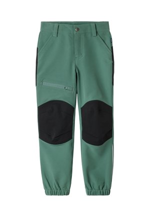 Grønne arbejdsbukser med sorte knælapper, sidelomme med lynlås på venstre lår, bæltestropper og elastiske manchetter ved anklerne.