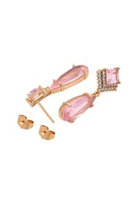 Orecchini in tonalità oro con due pietre rosa allungate e superfici sfaccettate, accompagnati da piccole pietre trasparenti, insieme a orecchini a perno più piccoli a forma di cuore.
