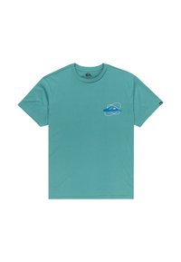 Camiseta de cuello redondo de manga corta en color teal, con un pequeño logotipo gráfico en azul y blanco en el lado izquierdo del pecho y una etiqueta del logotipo en la manga derecha.
