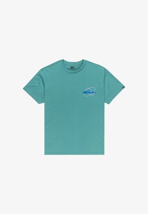 Camiseta de cuello redondo de manga corta en color teal, con un pequeño logotipo gráfico en azul y blanco en el lado izquierdo del pecho y una etiqueta del logotipo en la manga derecha.