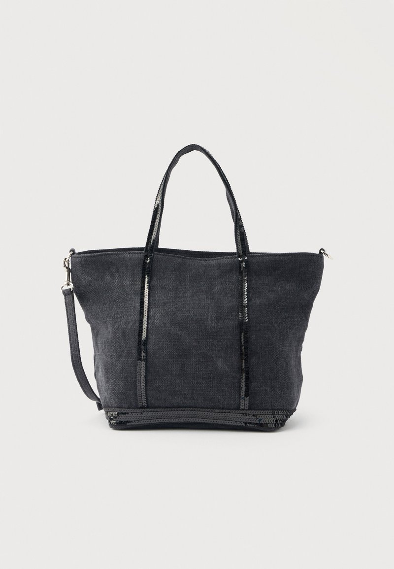 Sac fourre-tout en tissu noir avec deux petites poignées, une bandoulière amovible et des accents subtils de paillettes sur les poignées et la base.