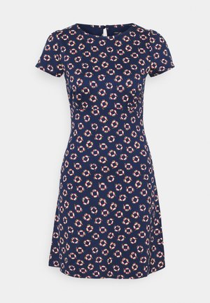 Robe bleu marine à manches courtes avec un col rond, présentant un motif répétitif de bouées rouges et blanches.