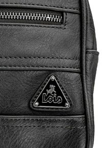 Bolso de piel negra con un compartimento con cremallera. Presenta un logo metálico triangular en la parte frontal. Acabado texturizado y costuras visibles.