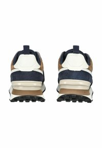 Sneaker in suede e mesh di colore marrone, navy e bianco. Presentano un colletto imbottito, una linguetta e una suola in gomma testurizzata per una migliore aderenza.