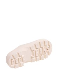 Vita gummisneakersula med texturerat grepp och "PEPE JEANS" prägling iögonfallande. Slät yta med väldefinierat mönster.