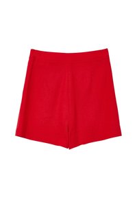 Rote Shorts mit einer glatten Textur, taillierter Passform, hohem Bund und seitlichen Nahtdetails, die einen sauberen Schnitt aufweisen.