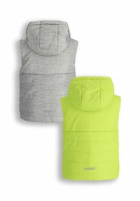 Szare i neonowo zielone puchowe kamizelki z kapturem, charakteryzujące się gładką fakturą i przeszyciami. Każda z nich ma zamek błyskawiczny i odblaskowe akcenty.