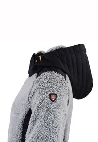Fleecejacke in Hellgrau mit einer gesteppten schwarzen Kapuze. Verfügt über ein Logo-Patch auf der Schulter und einen weichen, strukturierten Stoff für Wärme.