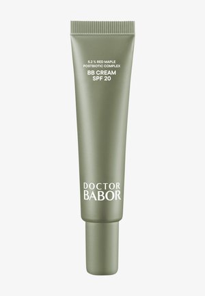 Tubo di BB cream in verde tenue, con un design elegante. Il testo sulla parte anteriore riporta SPF 20 e ingredienti chiave. Texture opaca e liscia.