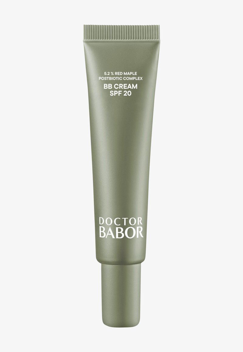 Tubo di BB cream in verde tenue, con un design elegante. Il testo sulla parte anteriore riporta SPF 20 e ingredienti chiave. Texture opaca e liscia.
