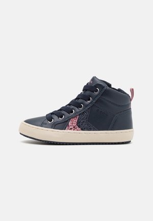 Marineblaue High-Top-Sneaker mit schwarzen Schnürsenkeln, pink glitzerndem Stern-Detail, beiger Sohle und pinkem Lasche auf weißem Hintergrund.