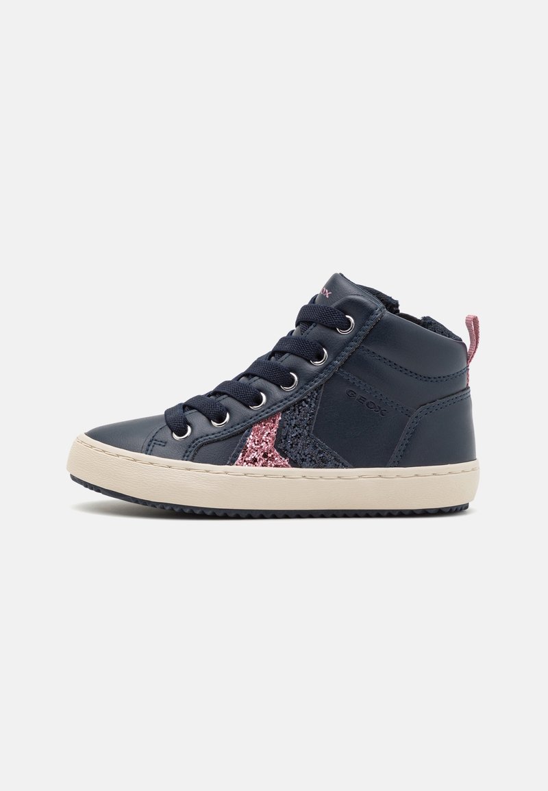 Baskets montantes bleu marine avec lacets noirs, détail étoile rose pailletée, semelle beige et languette rose sur fond blanc.