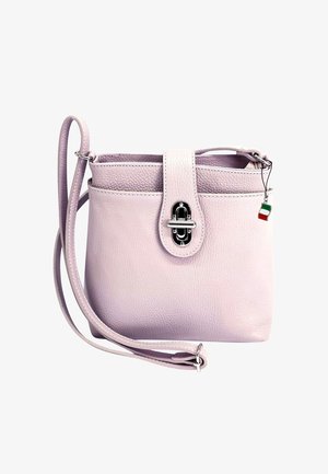 Lila leren handtas met een textuurafwerking, zilverkleurige hardware, een schouderband en een decoratieve charm in de vorm van de Italiaanse vlag.