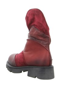 Roter Leder-Stiefelknöchel mit einem lässigen Design, Wildlederakzenten, strukturierten Einsätzen und einer klobigen schwarzen Sohle.