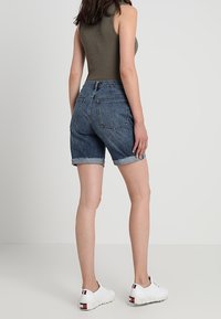GAP Farkkushortsit - dark-blue denim