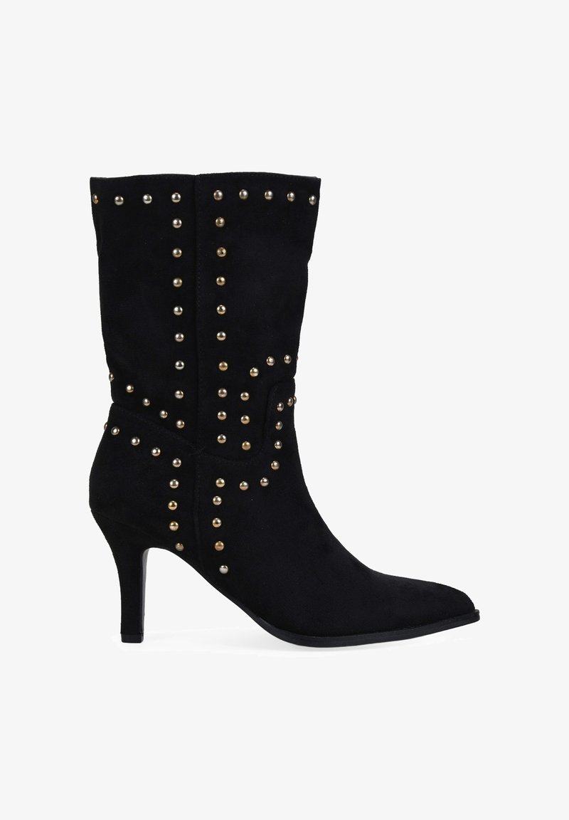 Botín negro de ante hasta el tobillo con puntera afilada, tacón de aguja y acentos dorados con tachuelas. Detalle de diseño vertical en la caña.