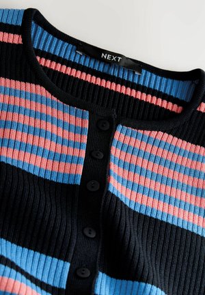 Gestreifter Cardigan aus blauem, pinkem und schwarzem Rippstoff. Eng gestricktes Design mit fünf schwarzen Knöpfen und einem runden Ausschnitt.