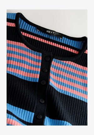 Svītrainā kardigāna dizains ar zilu, rozā un melnu ribotu audumu. Blīvi austs dizains ar piecām melnām pogām un apaļu kakla izgriezumu.