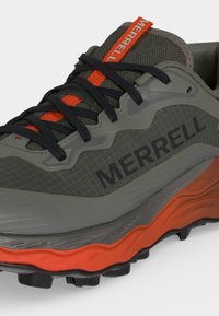 Gros plan d'une chaussure de randonnée Merrell grise et orange avec des lacets noirs et une semelle robuste conçue pour la traction en extérieur.