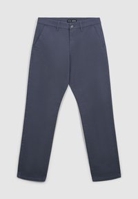 Granatowe bawełniane chinosy o gładkiej fakturze, prostym kroju nogawek, dwóch bocznych kieszeniach oraz zapięciu na guziki. Minimalistyczny i funkcjonalny styl.