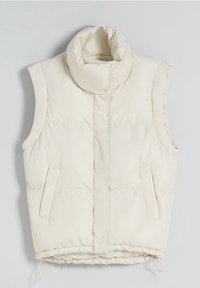 Gilet rembourré crémeux avec col haut, sans manches, deux poches avant, motif surpiqué, ourlet réglable et texture douce.