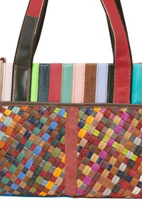 Multicolore gevlochten lederen tote bag met een gestreept ontwerp in verschillende tinten, een getextureerd geweven paneel aan de onderkant en stevige handvatten.