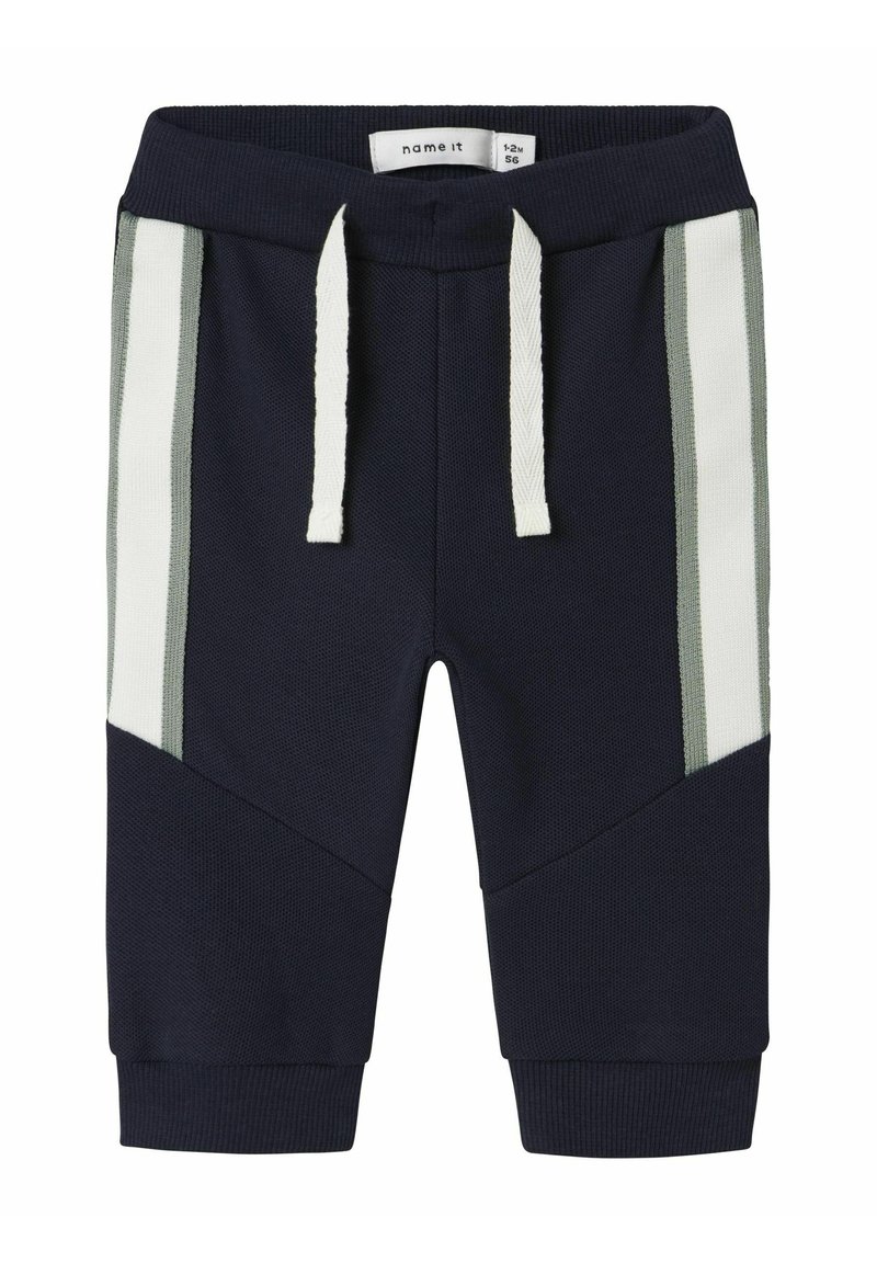 Marineblauwe joggingbroek met witte en groene zijstrepen, elastische tailleband en een trekkoord. Gemaakt van een zachte, textuurstof.