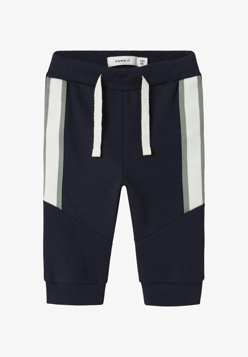 Marineblauwe joggingbroek met witte en groene zijstrepen, elastische tailleband en een trekkoord. Gemaakt van een zachte, textuurstof.