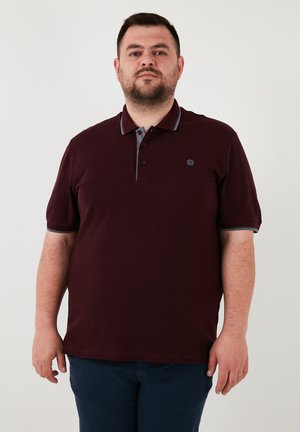 Bordo polo majica sivi ovratnik i akcenti na rukavima, izrađena od teksturirane tkanine, s dva gumba i malim logotipom na prsima.