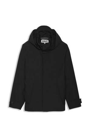 Chaqueta negra impermeable con capucha, que presenta un cierre de cremallera, bolsillos laterales y puños ajustables, fabricada con una tela texturizada.
