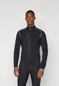 Veste de cyclisme noire avec fermeture éclair intégrale, col montant et accents réfléchissants. Tissu léger avec coupe ajustée et manches longues.