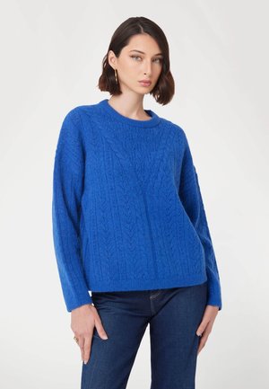 Maglione blu lavorato a maglia con un motivo a treccia testurizzato e scollo a costine. Progettato con maniche lunghe e una vestibilità rilassata.