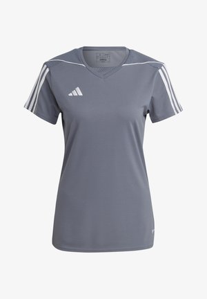 T-shirt de sport gris à manches courtes, col en V, avec trois rayures blanches sur les épaules. Accents texturés sur les épaules et logo sur le devant.