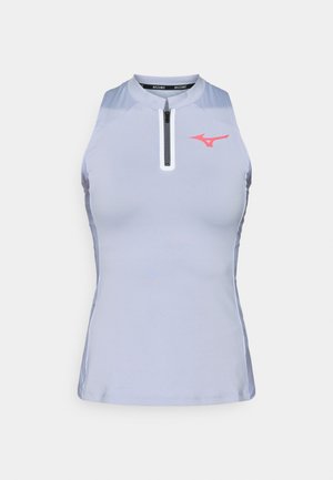Camiseta atlética sin mangas de color gris claro con un cuello alto, cremallera delantera de media longitud y acento de logo rosa. Tejido suave y elástico diseñado para el deporte.