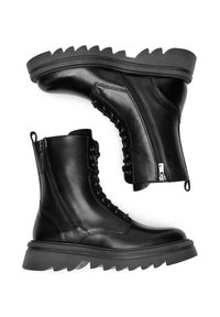 Melni ādas potītes zābaki ar noapaļotu purngalu, sānu rāvējslēdzēju un masīvu gumijas zoli ar dziļu rakstu.