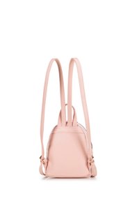 Zaino in pelle rosa con spallacci regolabili, forma arrotondata, texture liscia e dettagli in metallo dorato. Scomparto principale con zip visibile.