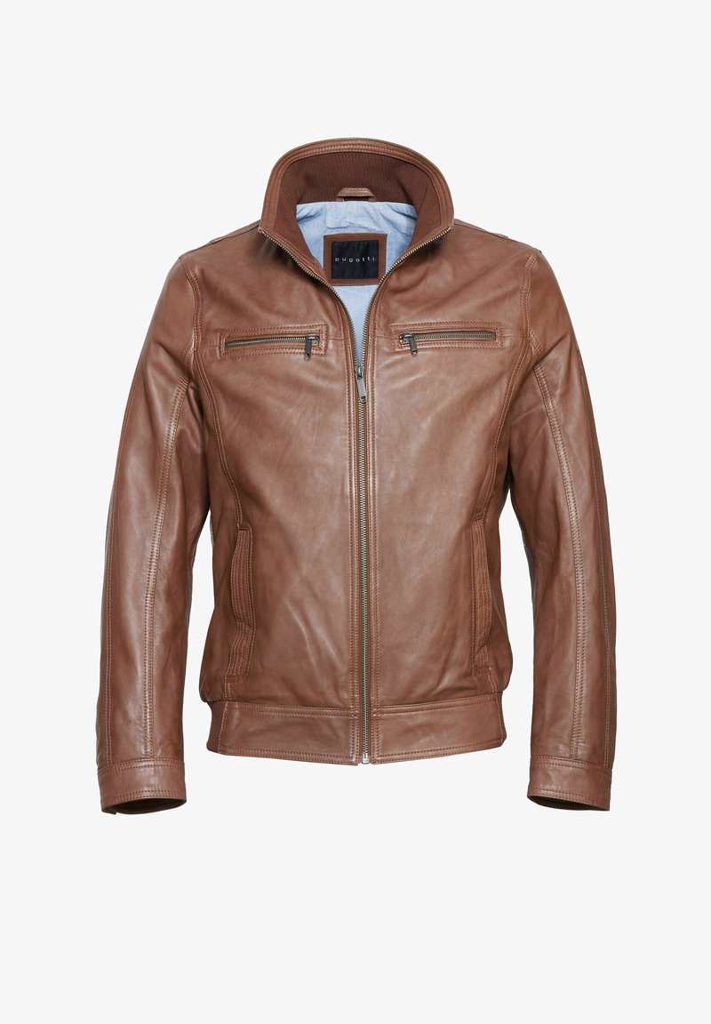 Chaqueta de cuero marrón con cuello alto, cierre con cremallera en la parte delantera, dos bolsillos en el pecho y detalles texturizados en las mangas y los laterales.