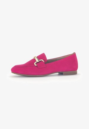Rosa Wildleder-Loafer mit spitzer Zehenform, ausgestattet mit einem goldfarbenen Hardware-Akzent und einem niedrigen braunen Absatz. Glatte Textur, klassisches Slipper-Design.