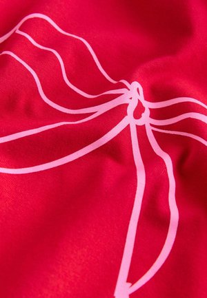 Roter Stoff mit einem pinken, abstrakten Design und fließenden Linien. Die Oberfläche wirkt glatt und hat ein leichtes, halb-glänzendes Finish.