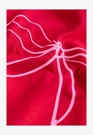 Piros szövet, pink absztrakt mintával, folyékony vonalakkal. A textúra simának tűnik, könnyű, félig fényes felülettel.