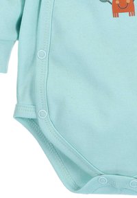 Jasnoniebieski bawełniany body z zatrzaskami na dole, ułatwiającymi zmianę pieluchy. Wzór zawiera radosne postacie z kreskówek w kolorze pomarańczowym i niebieskim.