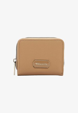 Leren portemonnee in tan kleur met ritssluiting, rechthoekige vorm en een metalen logo-accent. Heeft een gestructureerd oppervlak en zichtbare stikseldetails.