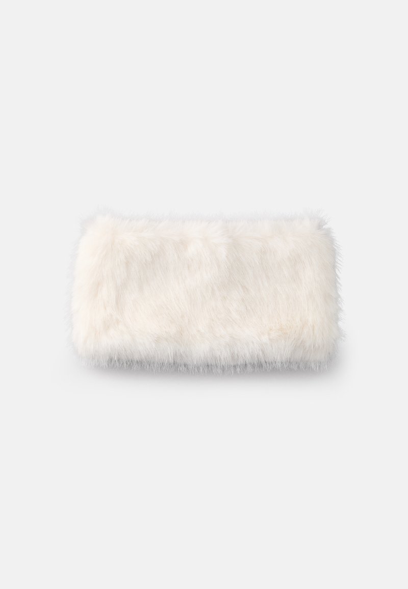 Bandeau en fausse fourrure blanche douce, présentant une texture moelleuse et une forme rectangulaire. Les bords sont légèrement effilochés pour un aspect décontracté.