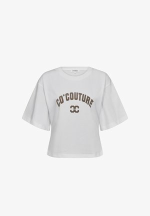 Valge lühikeste varrukatega lühendatud t-särk, millel on pruun "CO'COUTURE" tekst ja seljal kahekordse C-ga seotud logo.