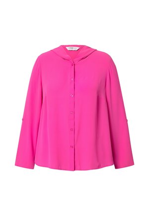 Chemise à manches longues rose avec capuche, présentant un devant à boutons, une texture lisse et des accents subtils aux épaules.