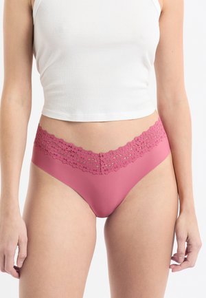 Ropa interior de bikini rosa con un borde de encaje floral en la cintura, material suave, aperturas de pierna de corte alto y diseño sin costuras.
