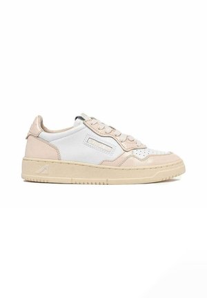 Sneaker basse in pelle bianca e beige con punta traforata, lacci beige e suola spessa beige.