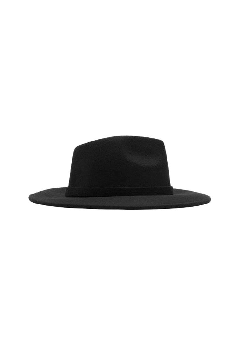 Sombrero de fieltro de lana negra con un ala ancha y plana y una corona lisa y estructurada. Cuenta con una banda estrecha alrededor de la base de la corona.