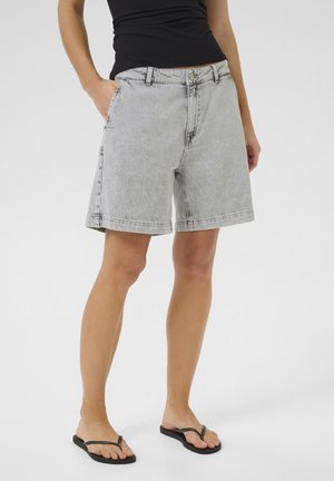 Pantaloni corti in denim grigio chiaro con una vestibilità rilassata, leggermente sopra il ginocchio. Presenta tasche laterali, chiusura con bottone e dettagli di cucitura minimi.