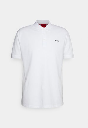 Hvit polo-shirt laget av bomull, med klassisk krage, toknappen plagg og en liten svart logo på venstre bryst. Glatt tekstur.